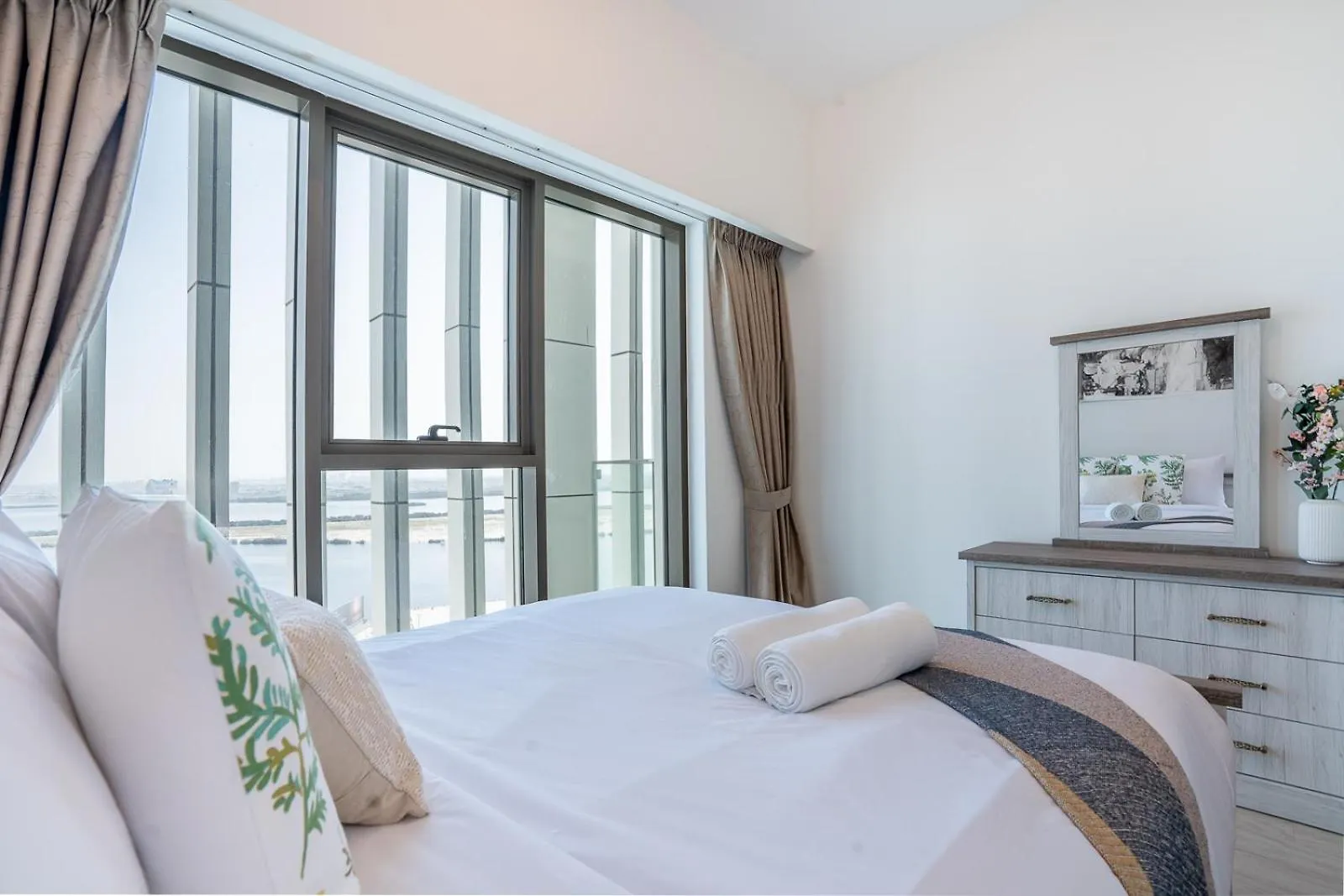 Rh - Stunning Canal View 01 Bedroom With Top Amenities, Newly Furnished Dubai Apartment
