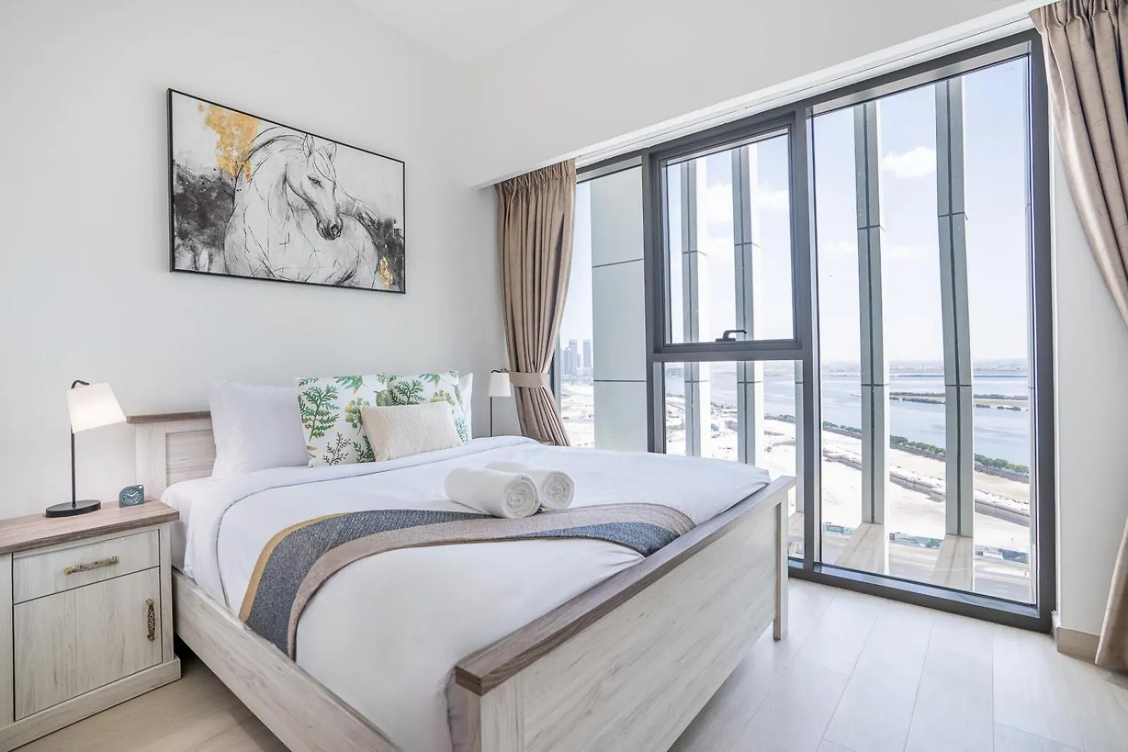 Rh - Stunning Canal View 01 Bedroom With Top Amenities, Newly Furnished Dubai Apartment