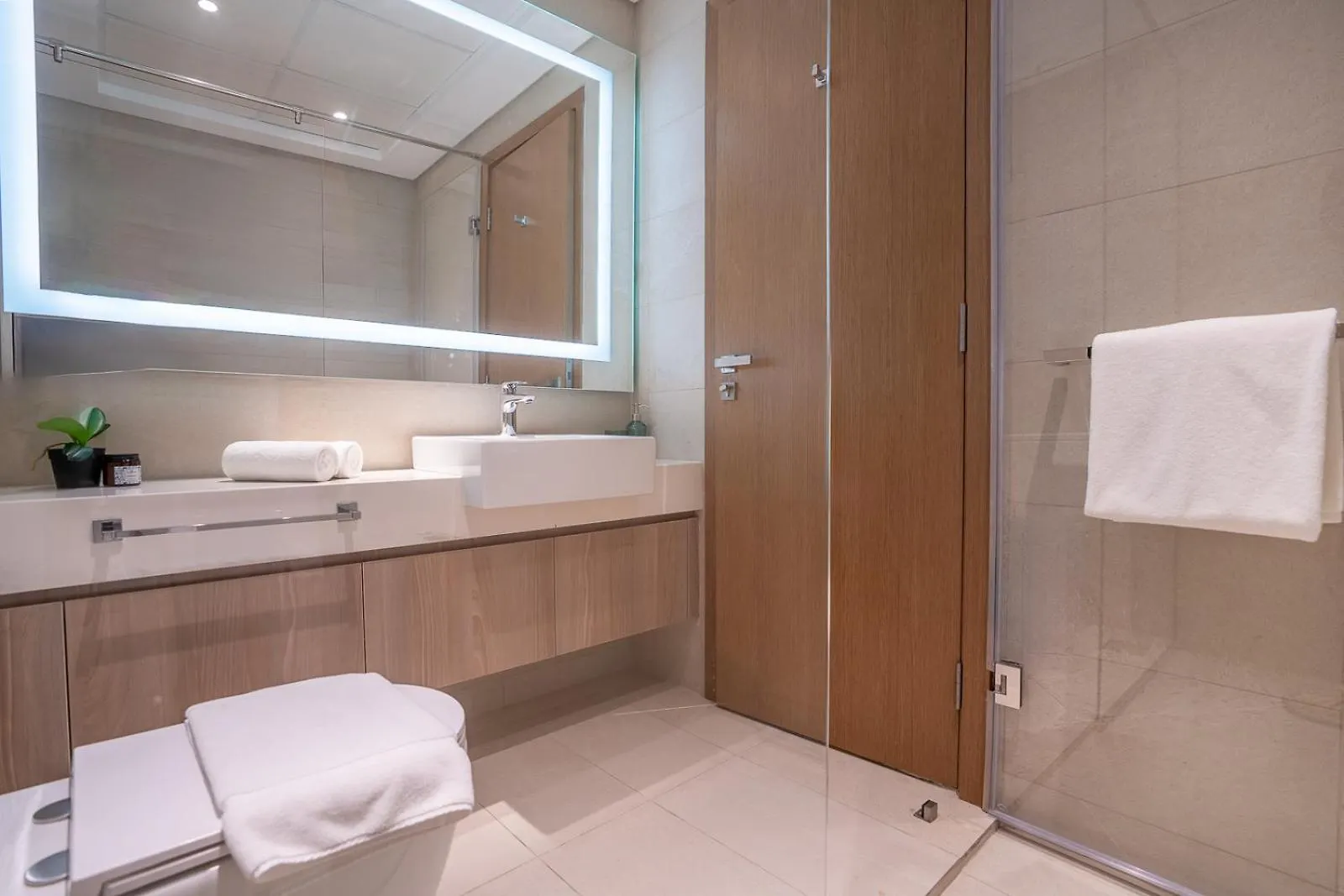 Rh - Stunning Canal View 01 Bedroom With Top Amenities, Newly Furnished Dubai Apartment